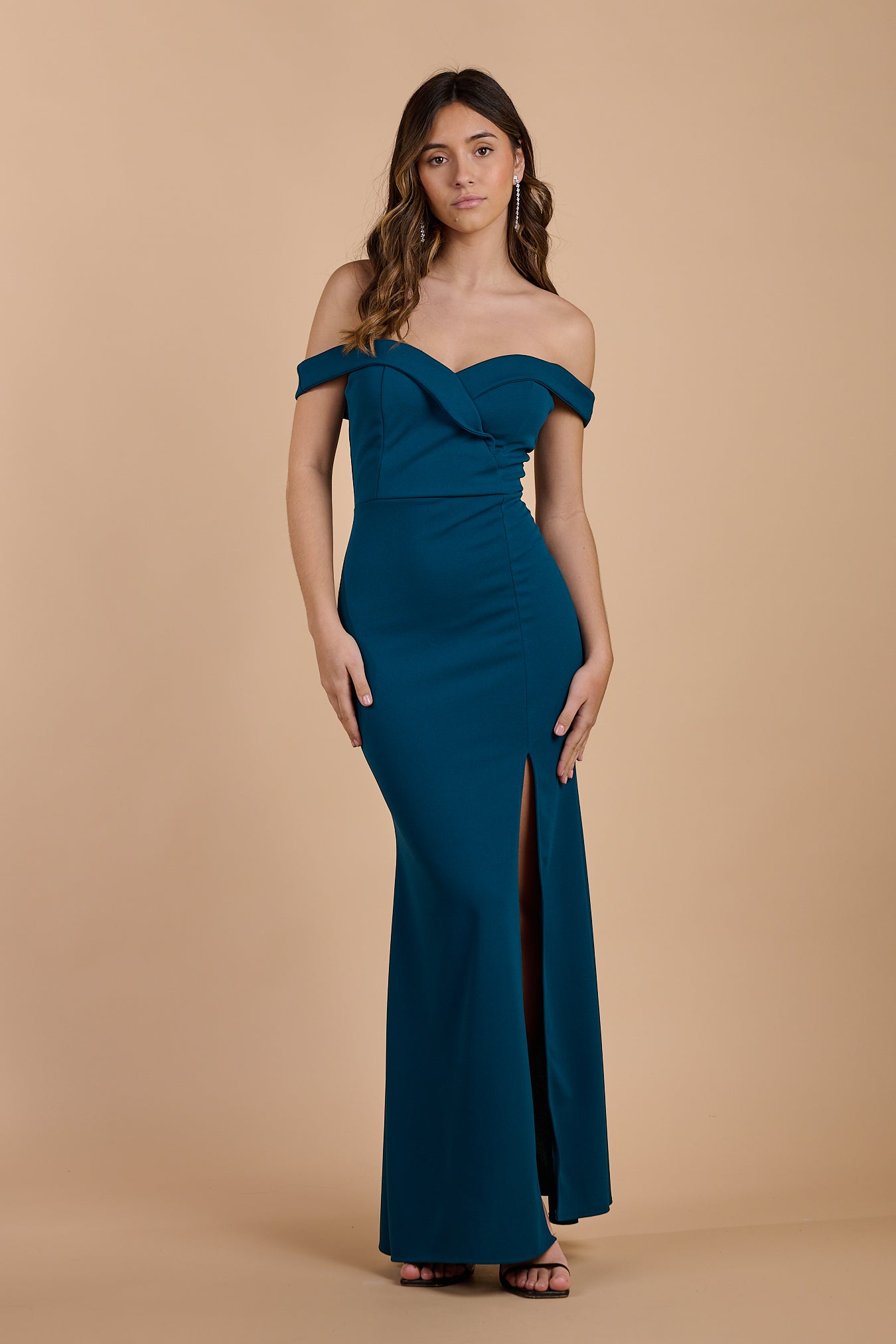 Vestido largo azul petróleo con escote bardot y abertura lateral, ideal para invitadas de boda y eventos elegantes - Closet.bcn