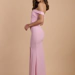 Vestido largo rosa con escote bardot y abertura lateral, ideal para invitadas de boda y eventos elegantes - Closet.bcn