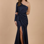 Vestido de gala azul marino, asimétrico, con manga larga, fruncido en la cintura y abertura en la pierna. Ideal para eventos elegantes – Closet.bcn