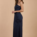 Vestido de gala azul marino, asimétrico, con manga larga, fruncido en la cintura y abertura en la pierna. Ideal para eventos elegantes – Closet.bcn