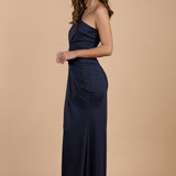 Vestido de gala azul marino, asimétrico, con manga larga, fruncido en la cintura y abertura en la pierna. Ideal para eventos elegantes – Closet.bcn