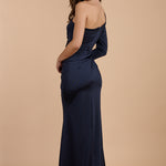 Vestido de gala azul marino, asimétrico, con manga larga, fruncido en la cintura y abertura en la pierna. Ideal para eventos elegantes – Closet.bcn