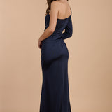 Vestido de gala azul marino, asimétrico, con manga larga, fruncido en la cintura y abertura en la pierna. Ideal para eventos elegantes – Closet.bcn