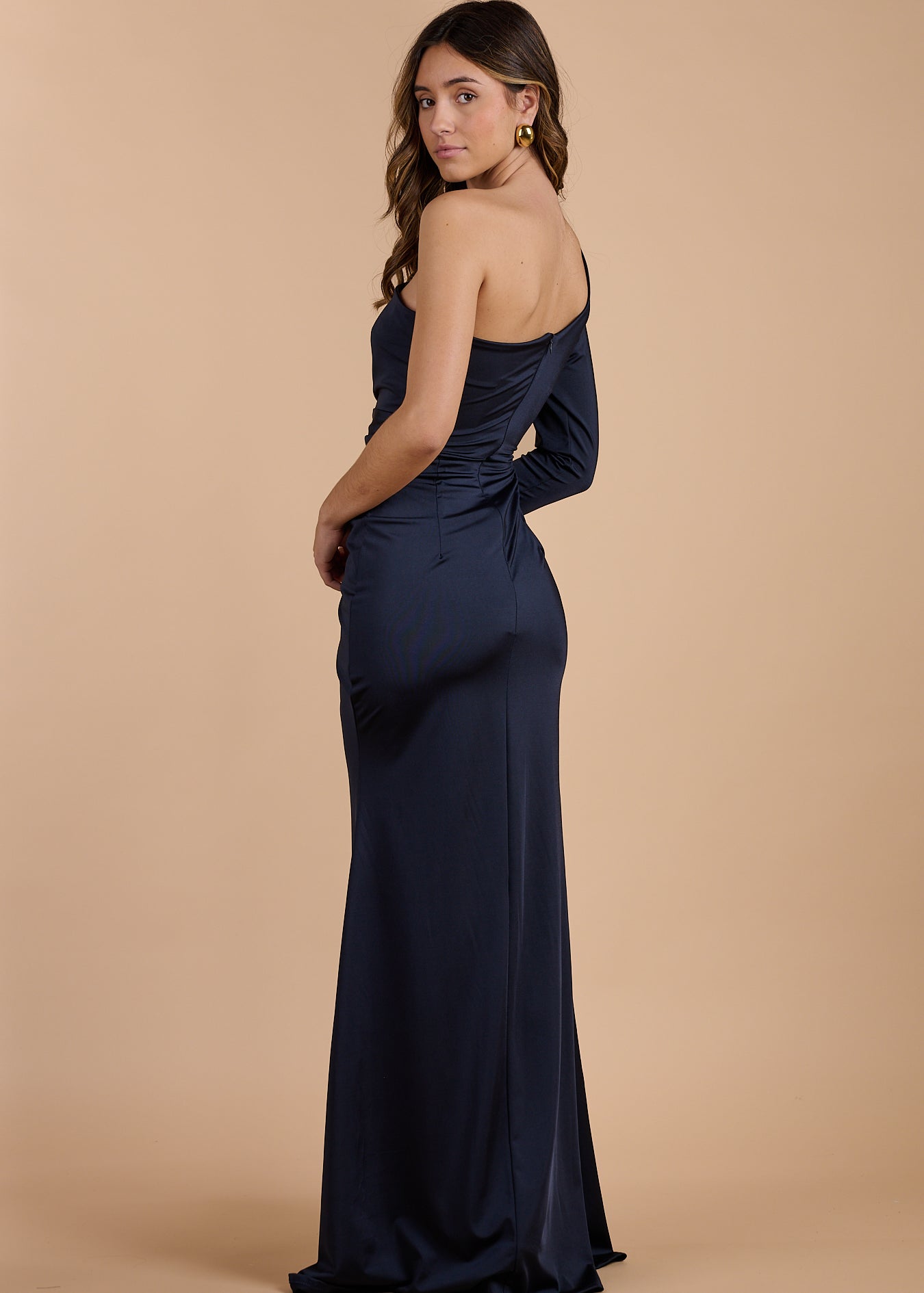 Vestido de gala azul marino, asimétrico, con manga larga, fruncido en la cintura y abertura en la pierna. Ideal para eventos elegantes – Closet.bcn
