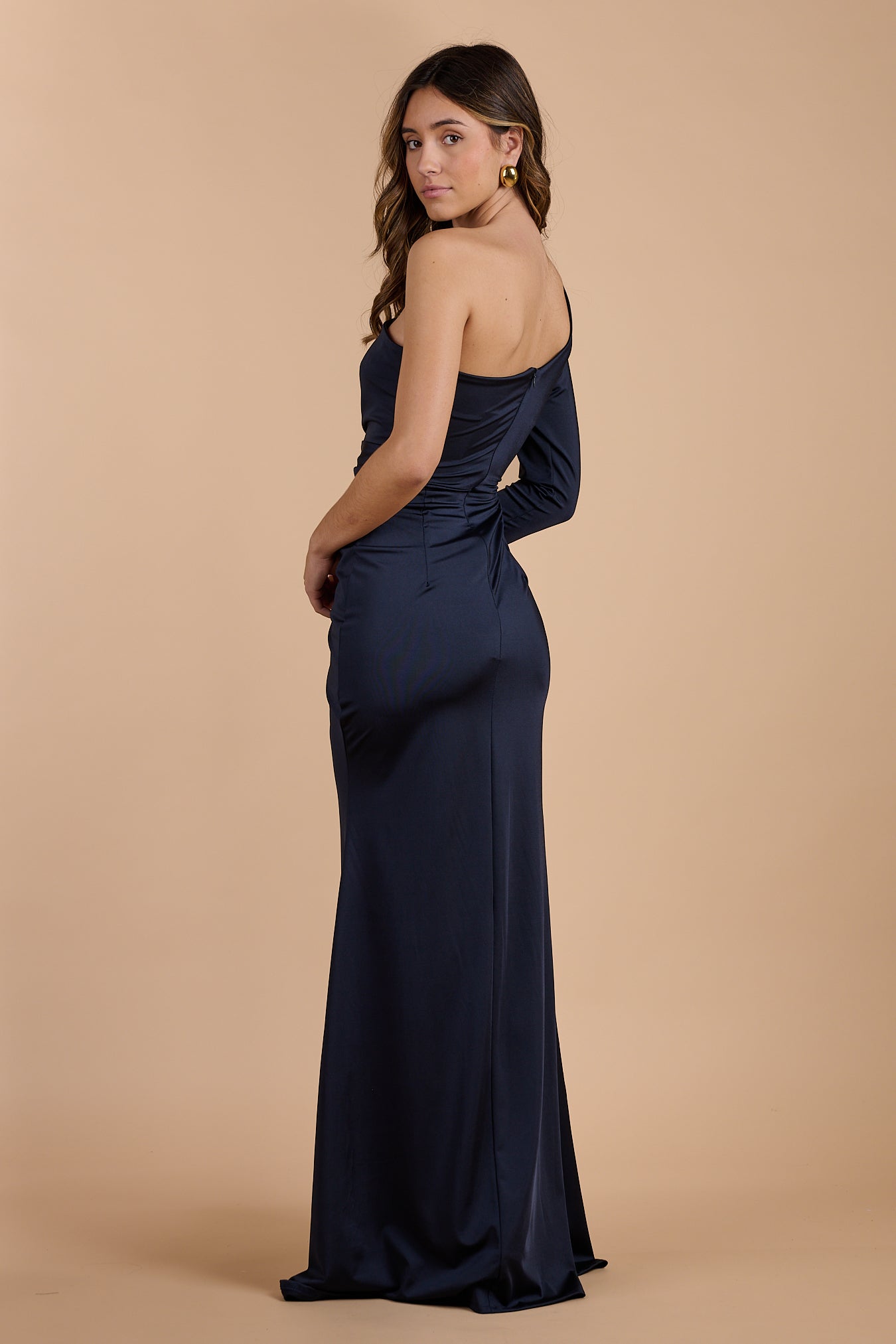 Vestido de gala azul marino, asimétrico, con manga larga, fruncido en la cintura y abertura en la pierna. Ideal para eventos elegantes – Closet.bcn