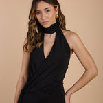 Vestido negro largo de invitada con espalda descubierta, cuello halter y abertura lateral, ideal para eventos elegantes - Closet.bcn