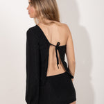 Vestido negro asimétrico con espalda abierta y lazada en modelo mujer