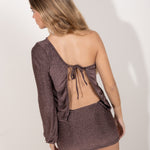 Vestido cobre asimétrico con espalda abierta y lazada en modelo mujer