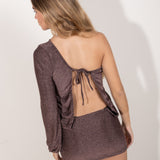 Vestido cobre asimétrico con espalda abierta y lazada en modelo mujer