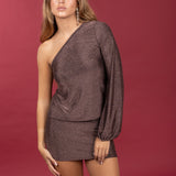 Modelo posando con Vestido asimétrico corto en color cobre brillante.