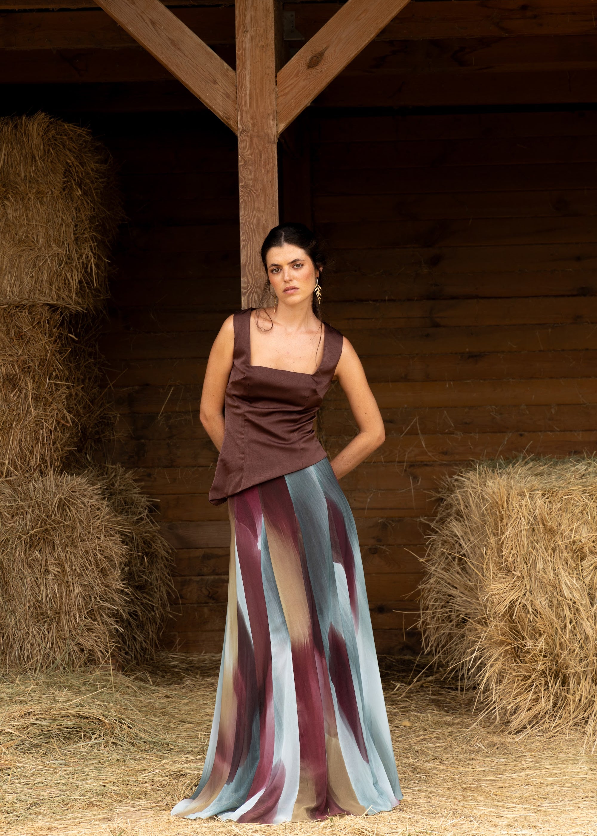 Corsé Alaia Marrón, corsé de invitada de boda en raso, otoño 2026 - vista 1
