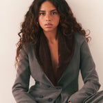 Blazer Wabi azul marino con cuello de terciopelo para mujer, vista frontal – hecho a mano en Barcelona por closet BCN
