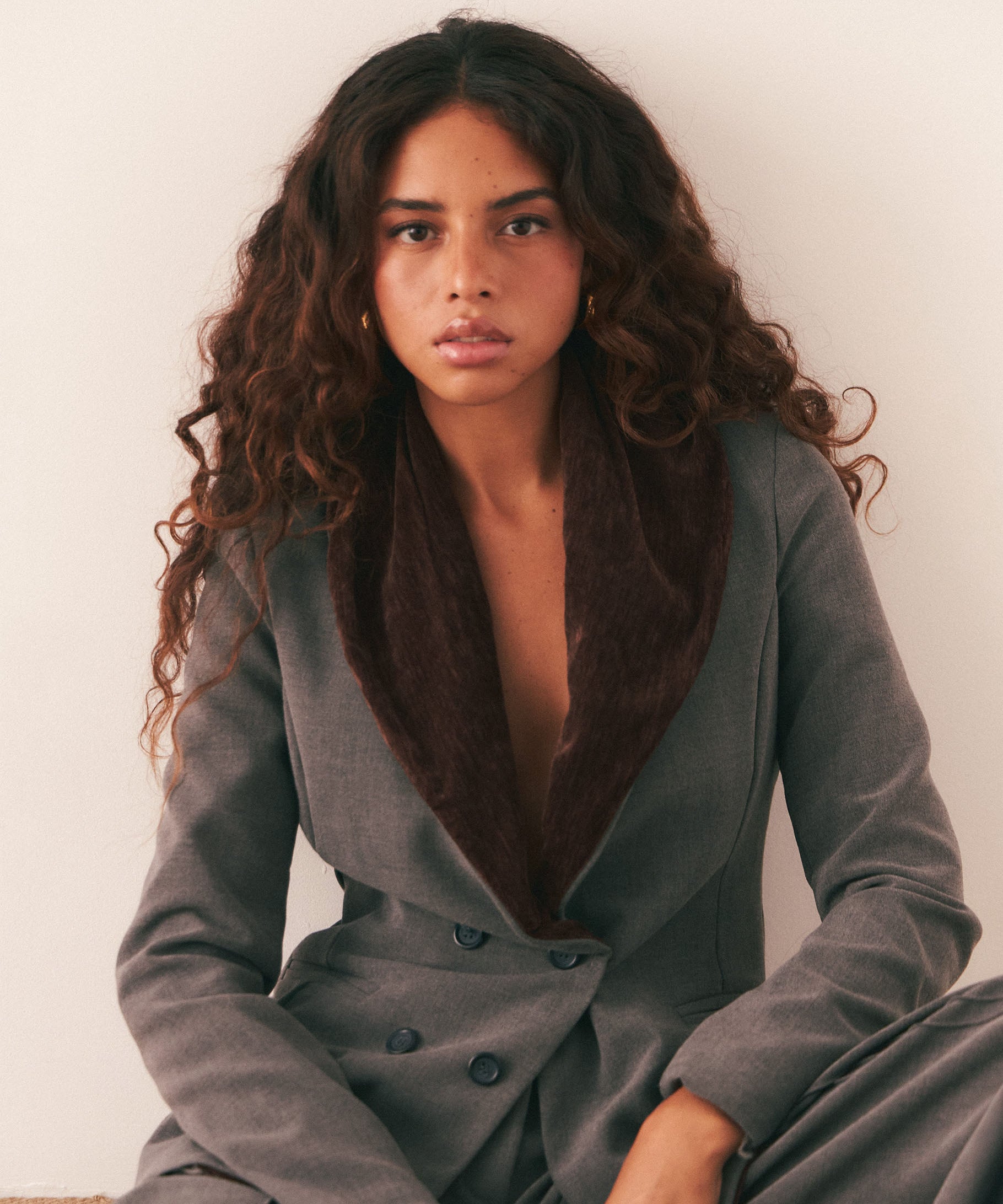 Blazer Wabi azul marino con cuello de terciopelo para mujer, vista frontal – hecho a mano en Barcelona por closet BCN