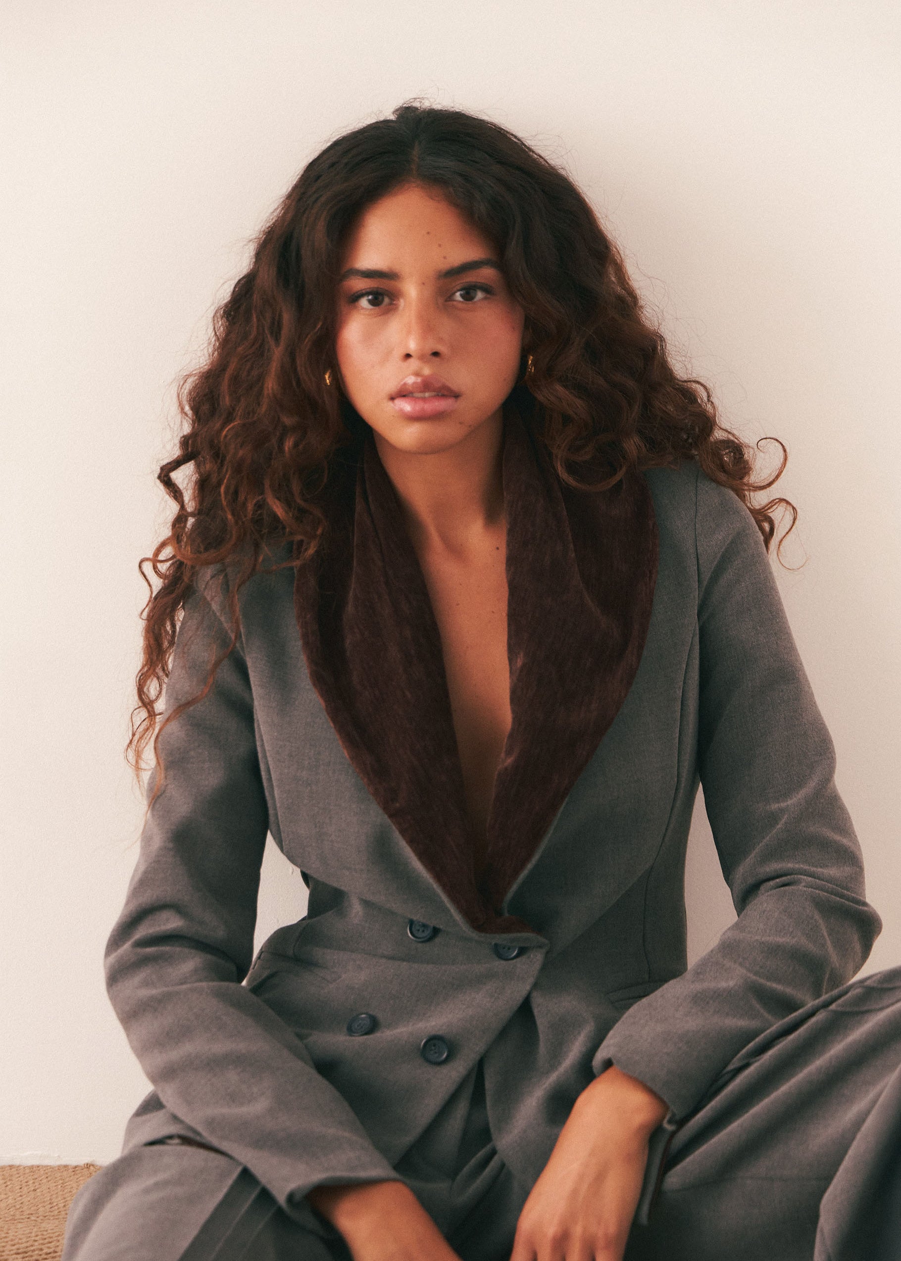 Blazer Wabi azul marino con cuello de terciopelo para mujer, vista frontal – hecho a mano en Barcelona por closet BCN