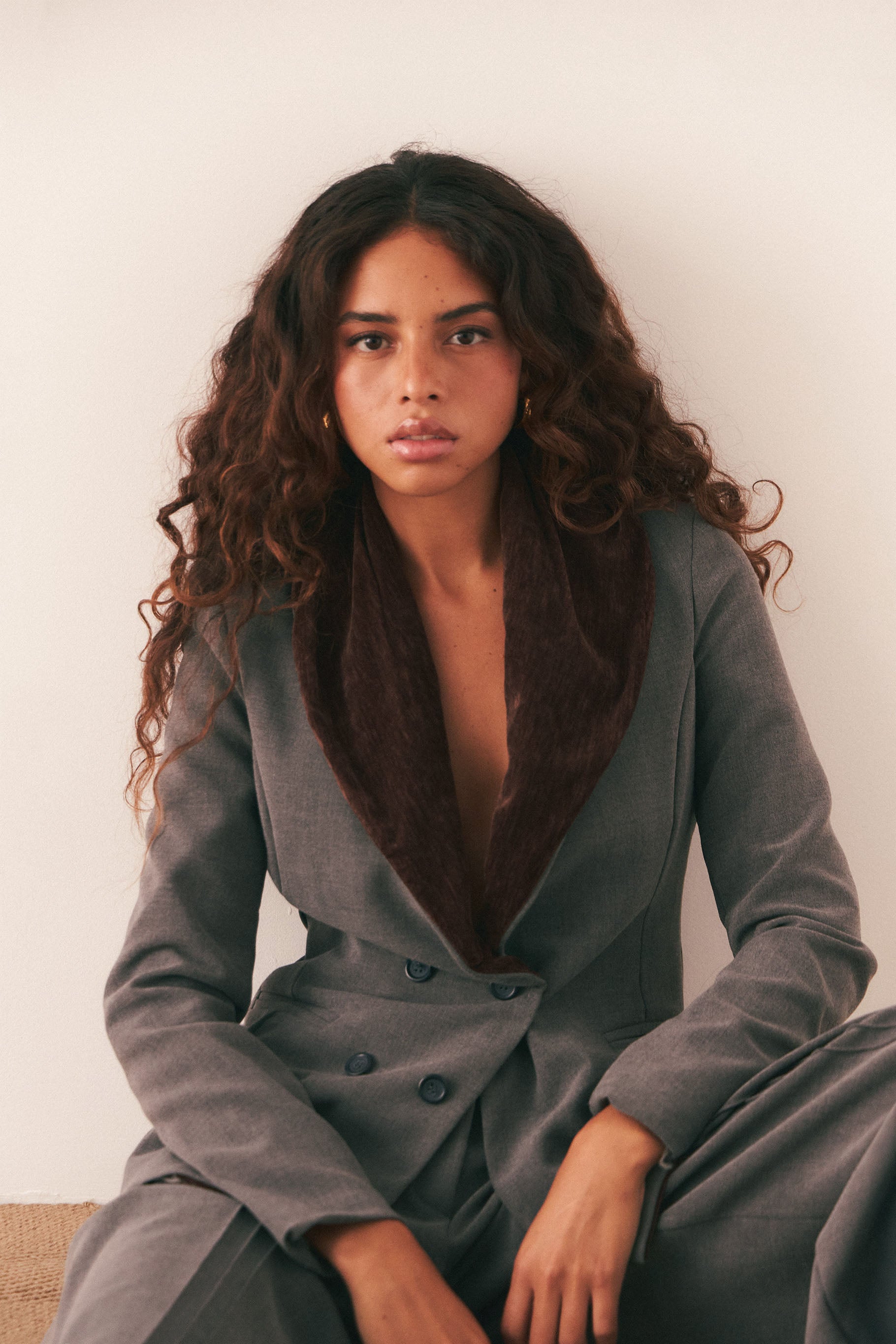 Blazer Wabi azul marino con cuello de terciopelo para mujer, vista frontal – hecho a mano en Barcelona por closet BCN