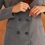 Blazer Wabi azul marino con cuello de terciopelo, vista de espaldas