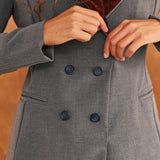 Blazer Wabi azul marino con cuello de terciopelo, vista de espaldas