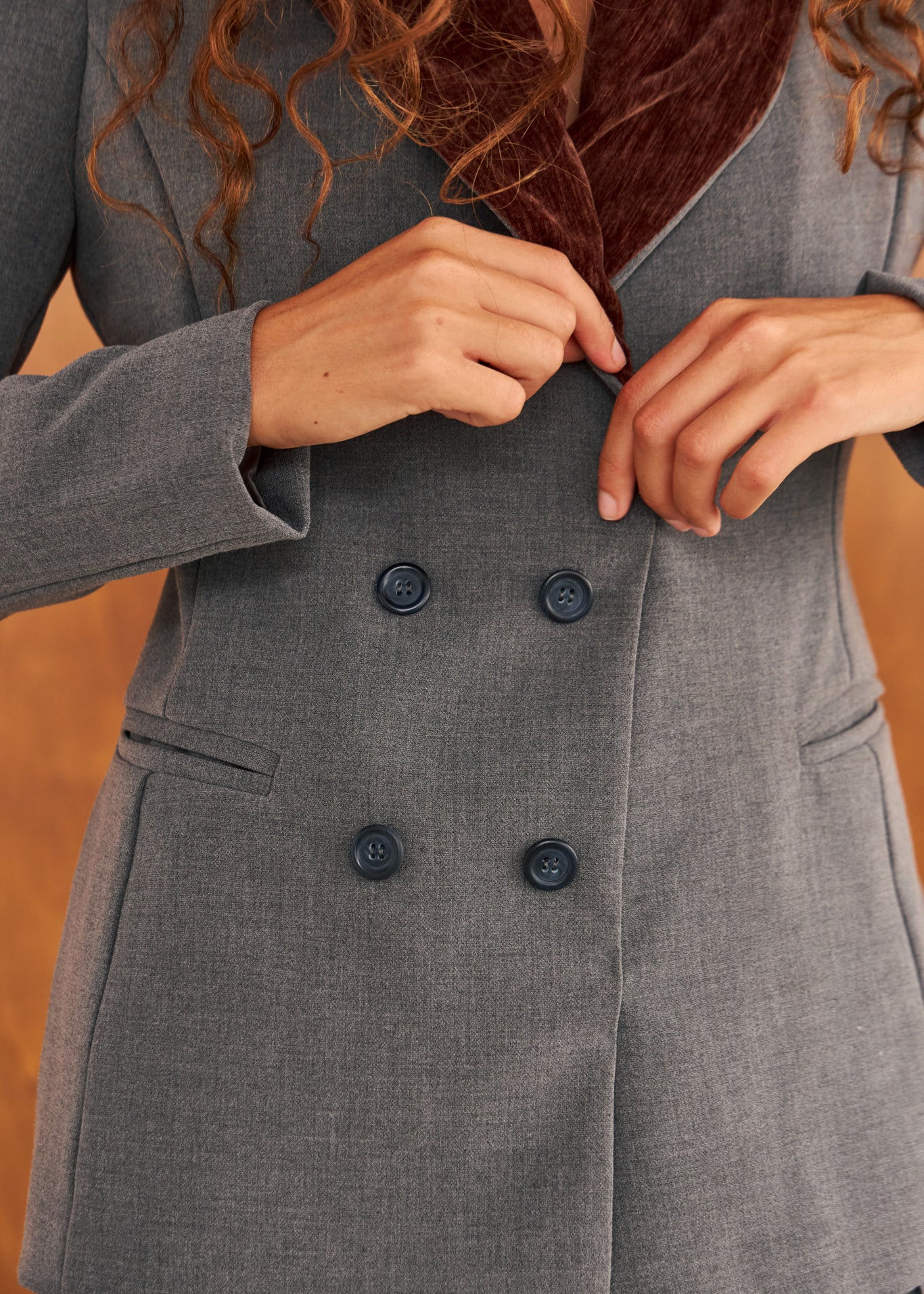 Blazer Wabi azul marino con cuello de terciopelo, vista de espaldas