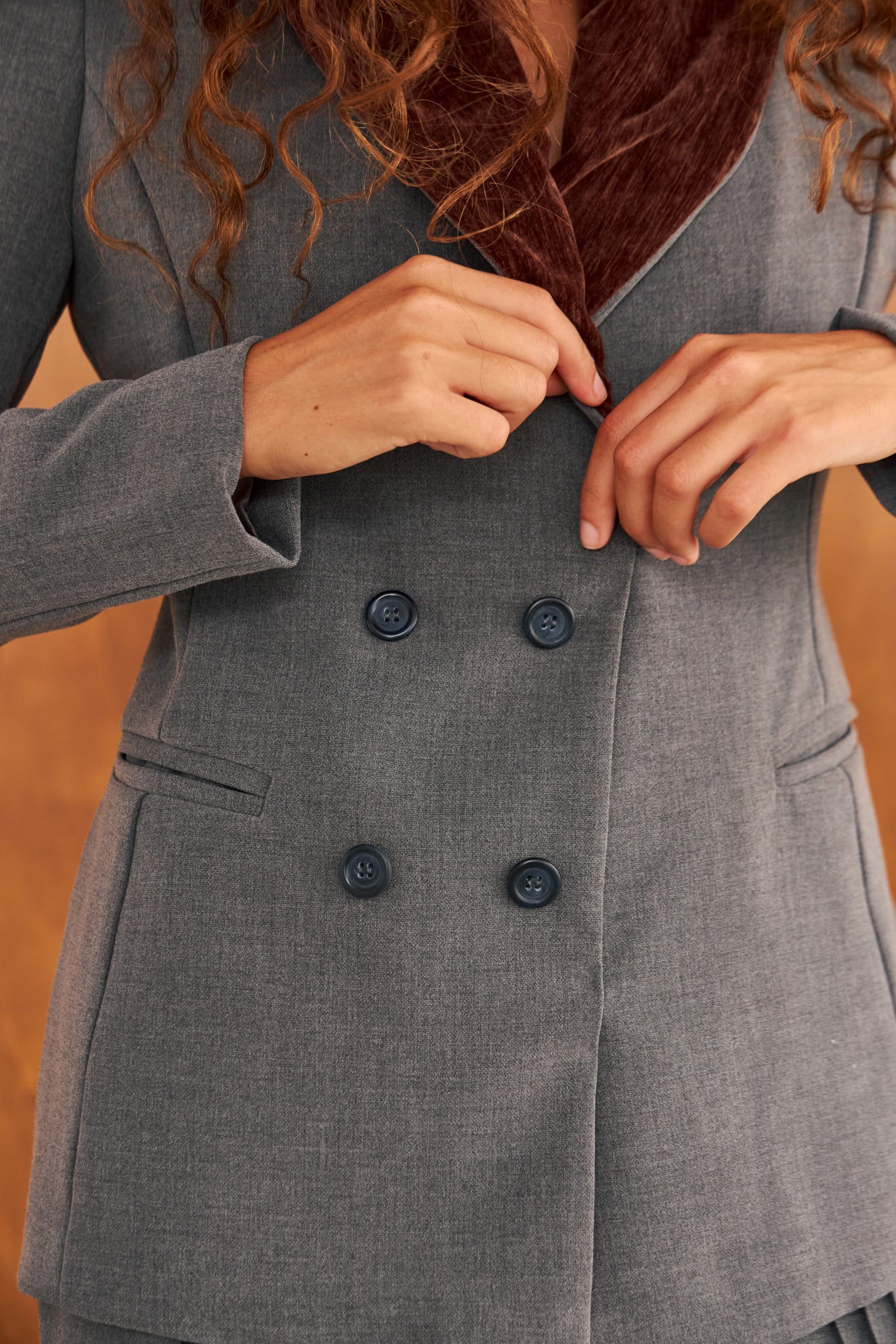 Blazer Wabi azul marino con cuello de terciopelo, vista de espaldas