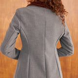 Look de la colección WABI-SABI con el blazer Wabi azul marino con cuello de terciopelo