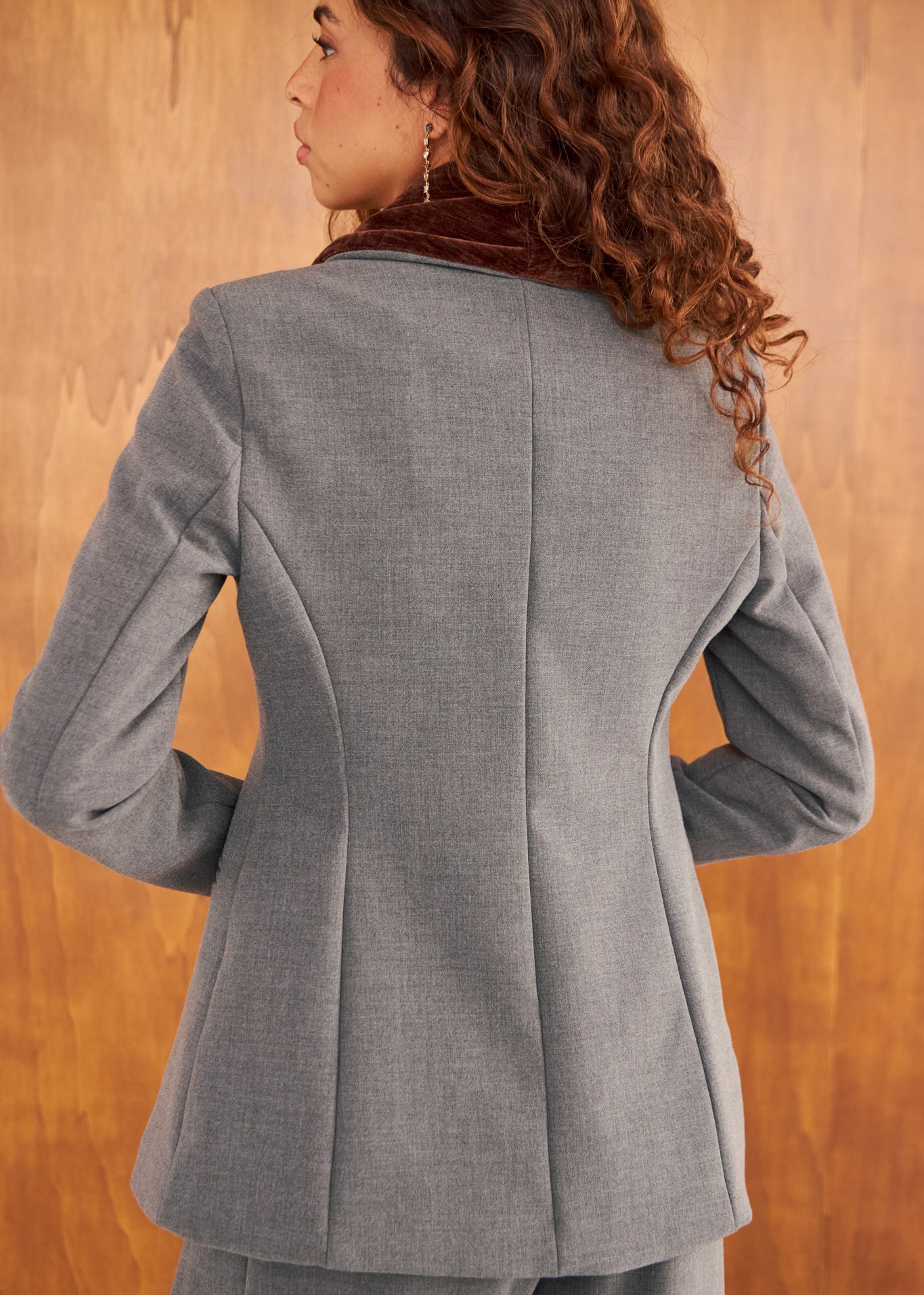 Look de la colección WABI-SABI con el blazer Wabi azul marino con cuello de terciopelo