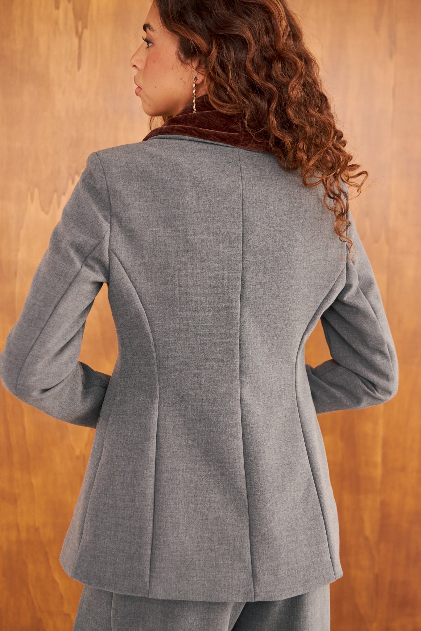 Look de la colección WABI-SABI con el blazer Wabi azul marino con cuello de terciopelo