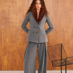 Look de otoño de closet BCN con el blazer Wabi azul marino con cuello de terciopelo