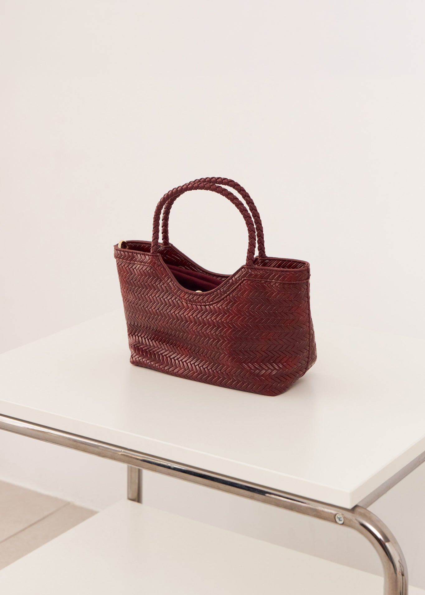 Bolso Espiga pequeño granate con textura de espiga, vista frontal – closet BCN