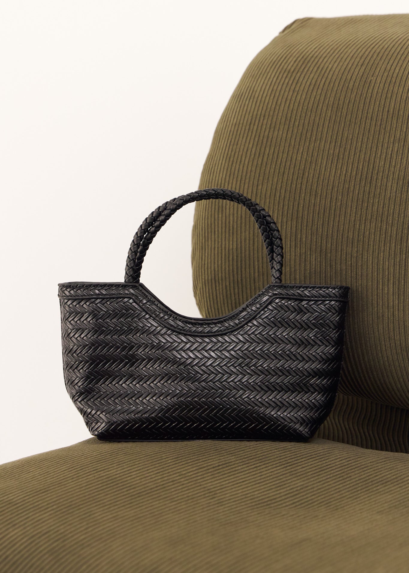 Bolso Espiga pequeño negro con textura de espiga, vista frontal – closet BCN