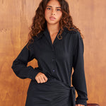 Camisa Hikari de raya diplomática azul marino, vista de espaldas