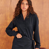 Camisa Hikari de raya diplomática azul marino, vista de espaldas