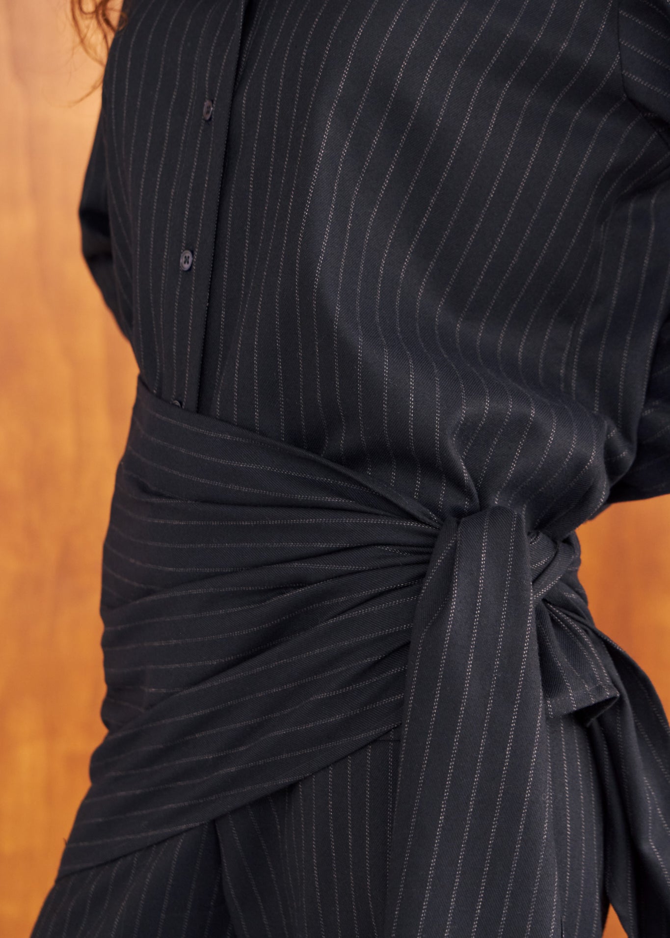Detalle de la camisa Hikari de raya diplomática azul marino