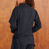 Look de la colección WABI-SABI con la camisa Hikari de raya diplomática azul marino