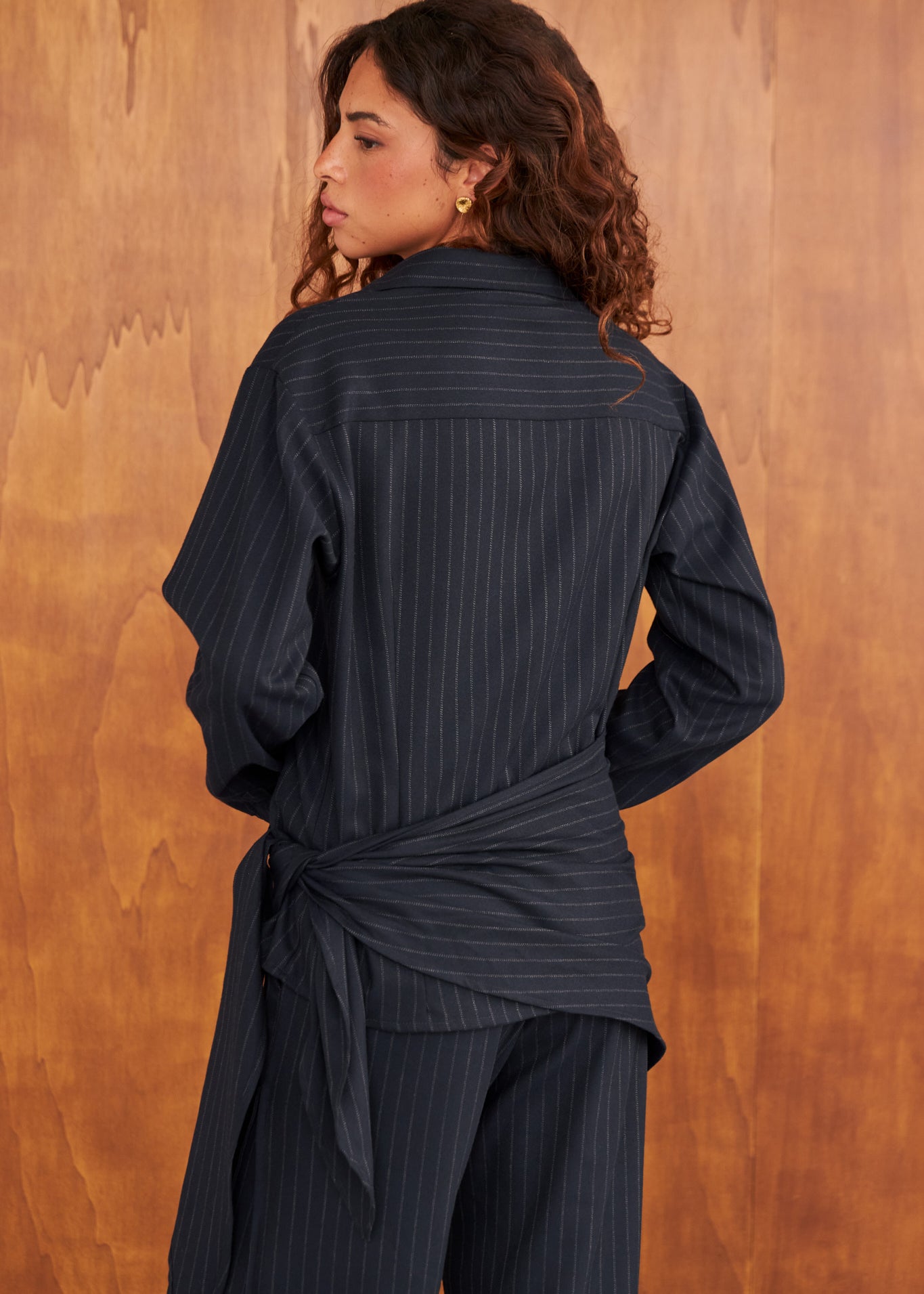 Look de la colección WABI-SABI con la camisa Hikari de raya diplomática azul marino