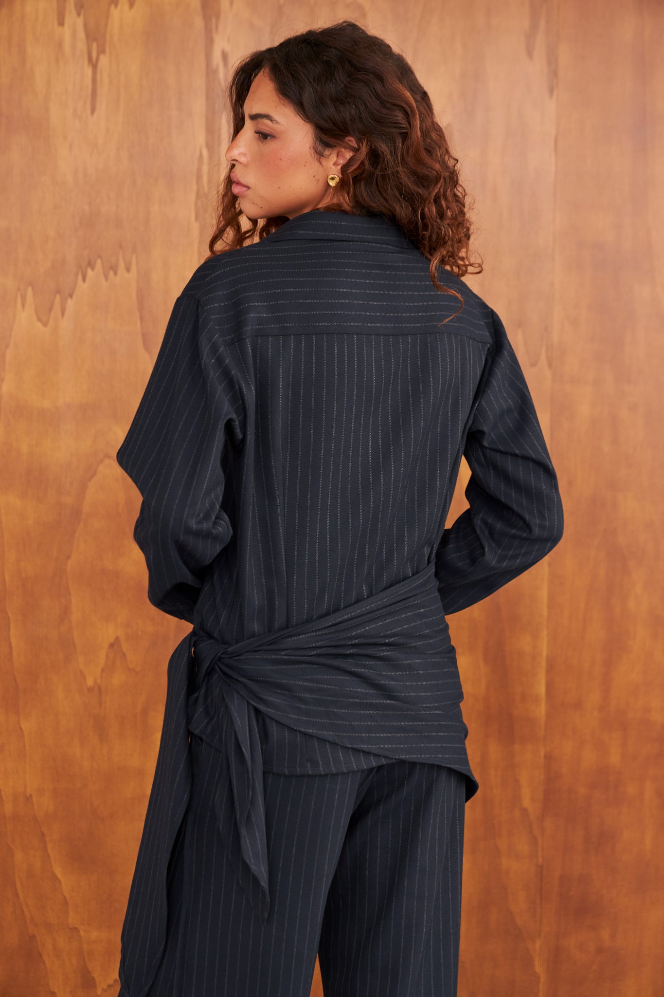 Look de la colección WABI-SABI con la camisa Hikari de raya diplomática azul marino