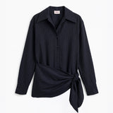 Camisa azul marino con raya diplomática y nudo en la cintura para mujer, mostrada de frente sobre fondo blanco neutro.