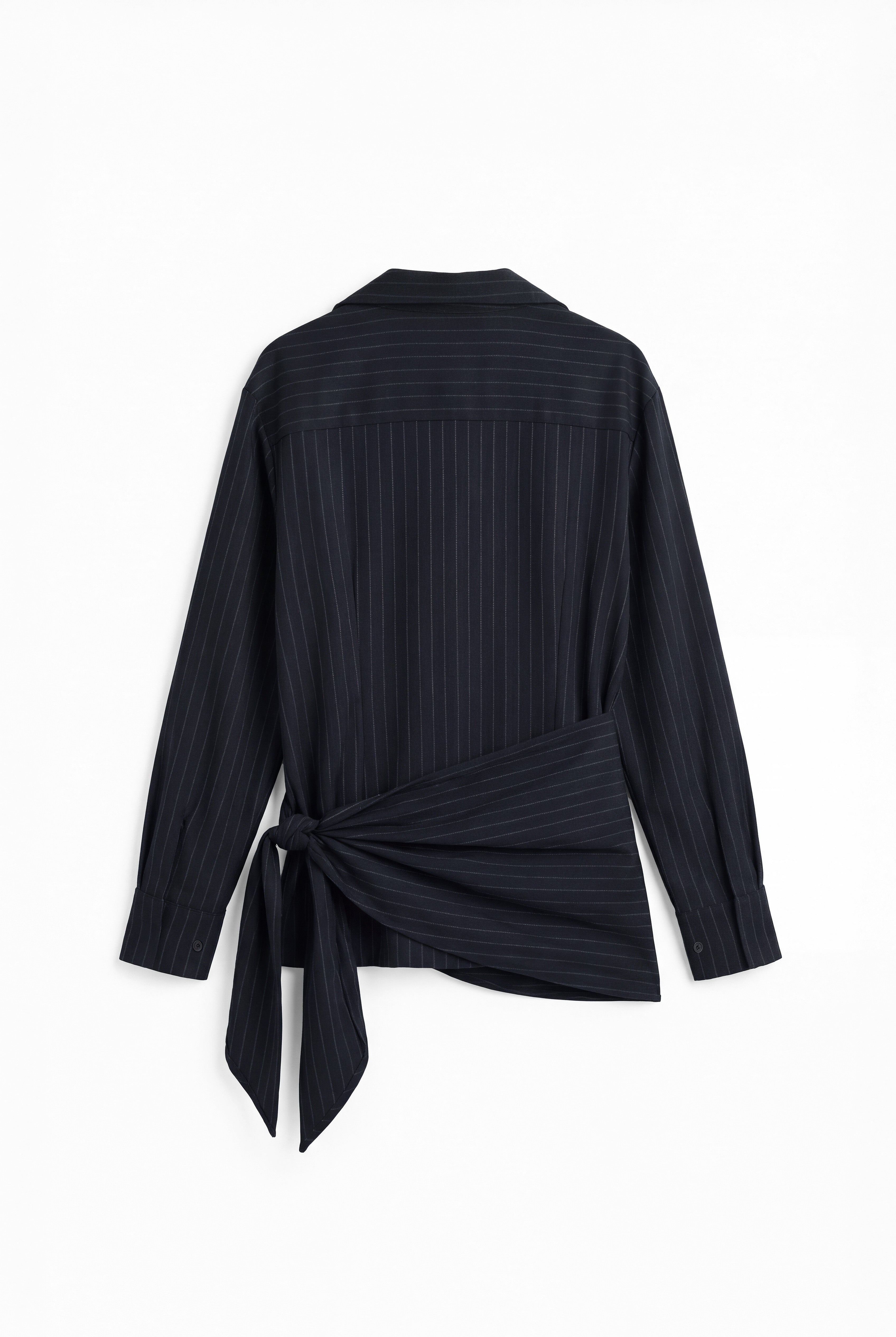 Camisa azul marino con raya diplomática y nudo en la cintura para mujer, mostrada de espaldas sobre fondo blanco neutro.
