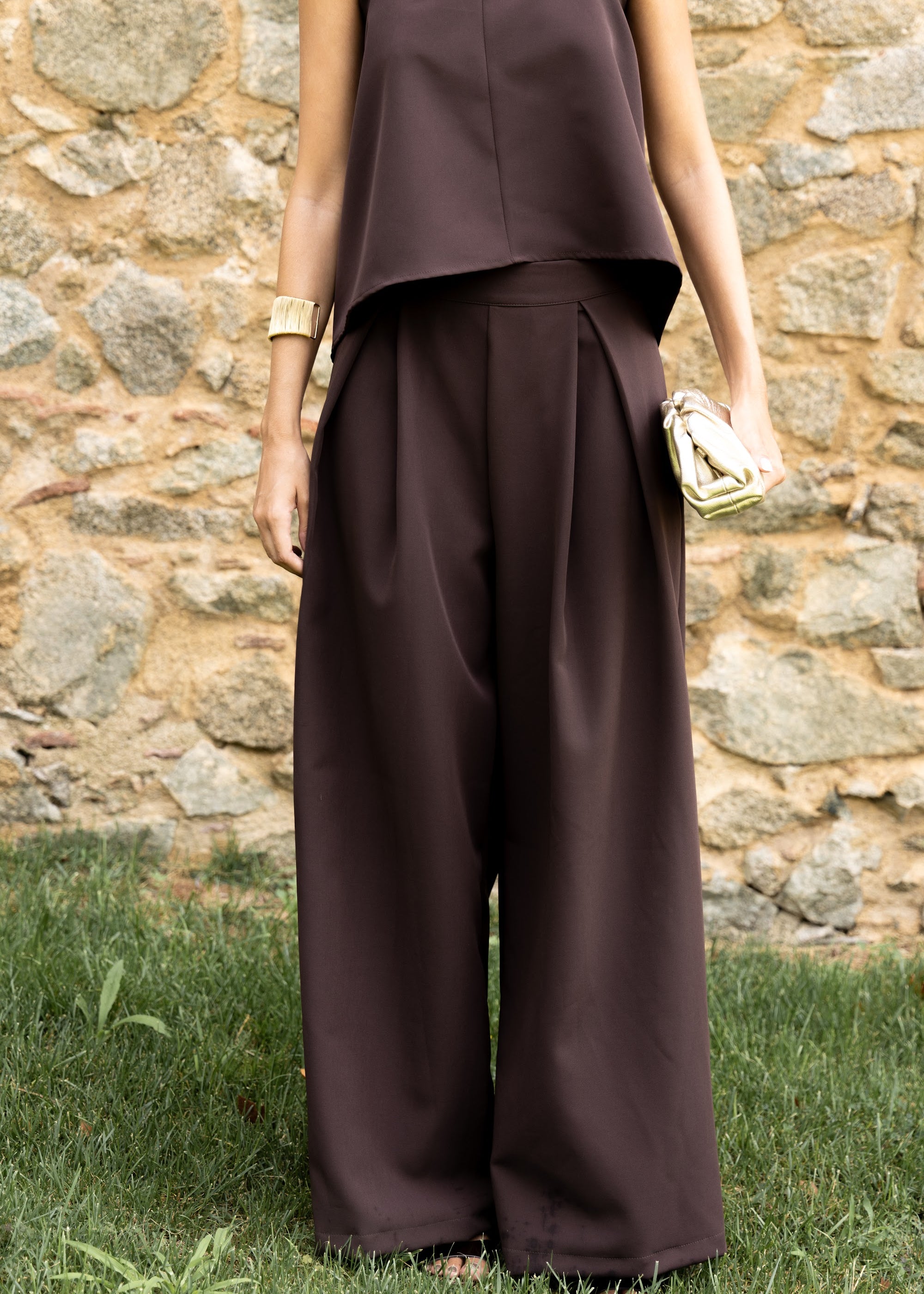 Pantalón Mara Marrón, pantalón de invitada de boda en tejido bielástico, otoño 2026 - vista 1
