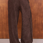 Pantalón Dimma de antelina marrón para mujer en un look de otoño de closet BCN