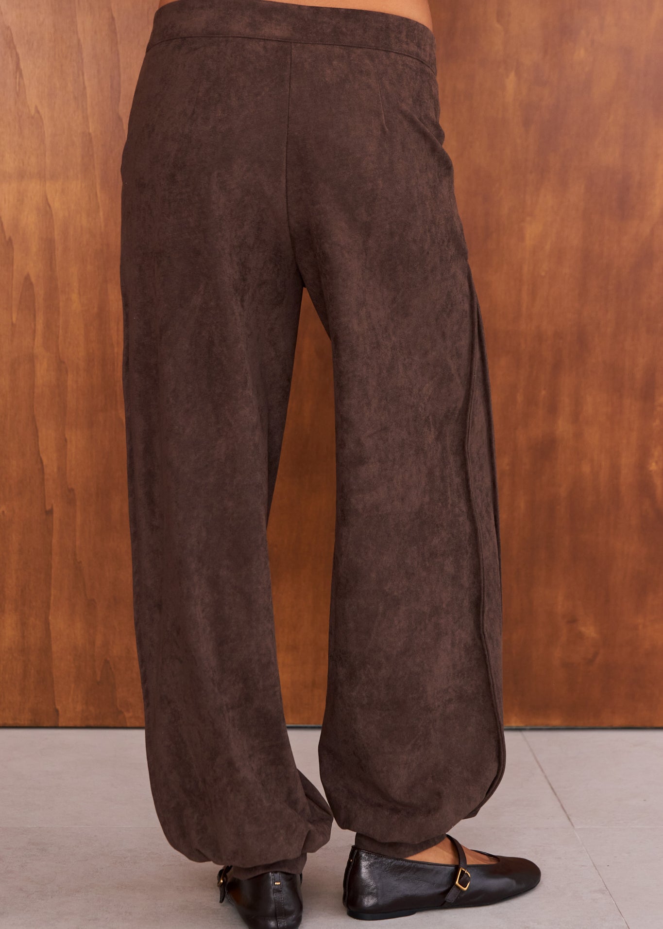 Pantalón Dimma de antelina marrón para mujer en un look de otoño de closet BCN