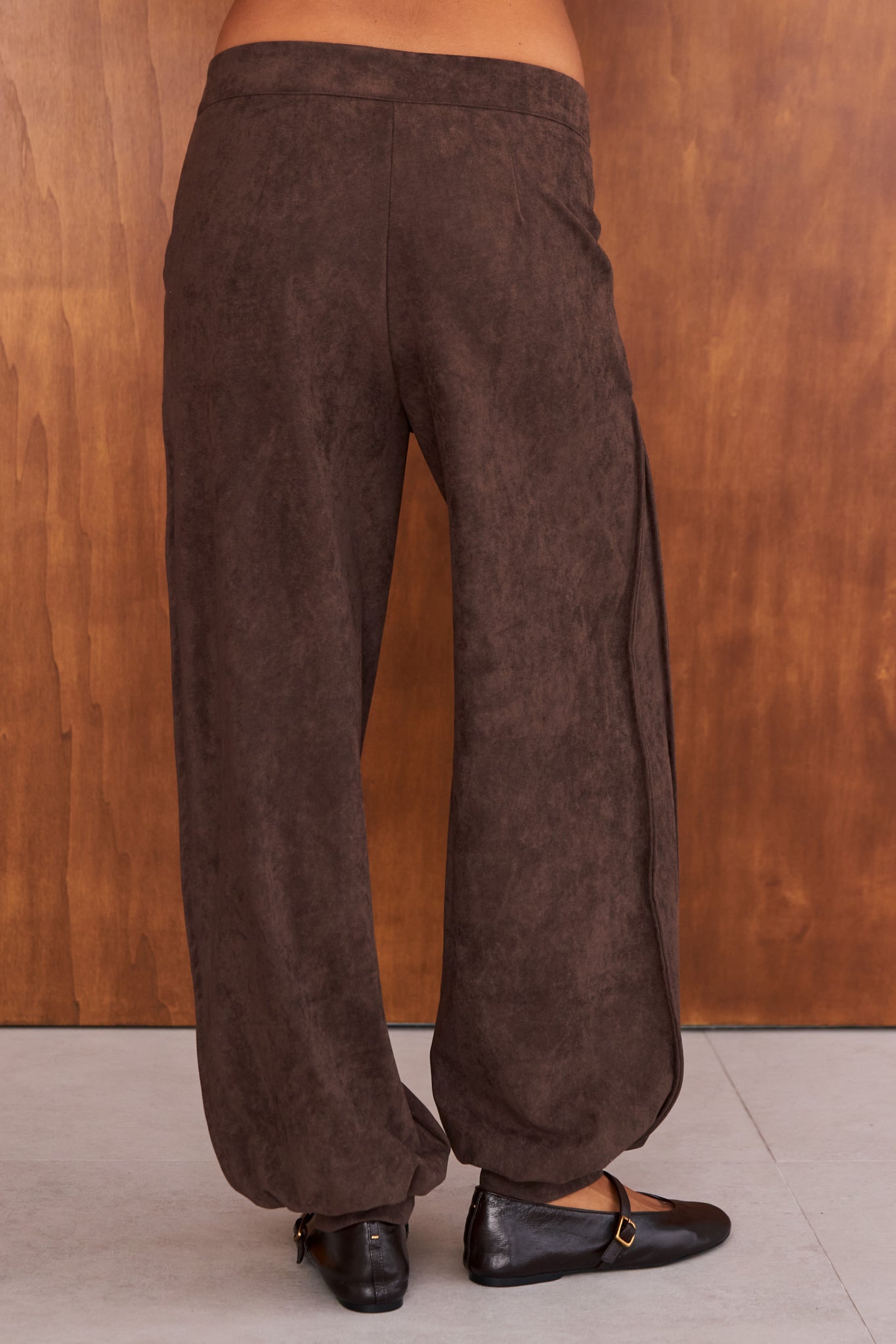 Pantalón Dimma de antelina marrón para mujer en un look de otoño de closet BCN