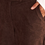 Pantalón Dimma de antelina marrón para mujer en un look de la colección WABI-SABI