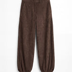 Pantalón de ante marrón oscuro para mujer, mostrado de frente sobre fondo blanco neutro
