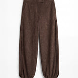 Pantalón de ante marrón oscuro para mujer, mostrado de frente sobre fondo blanco neutro