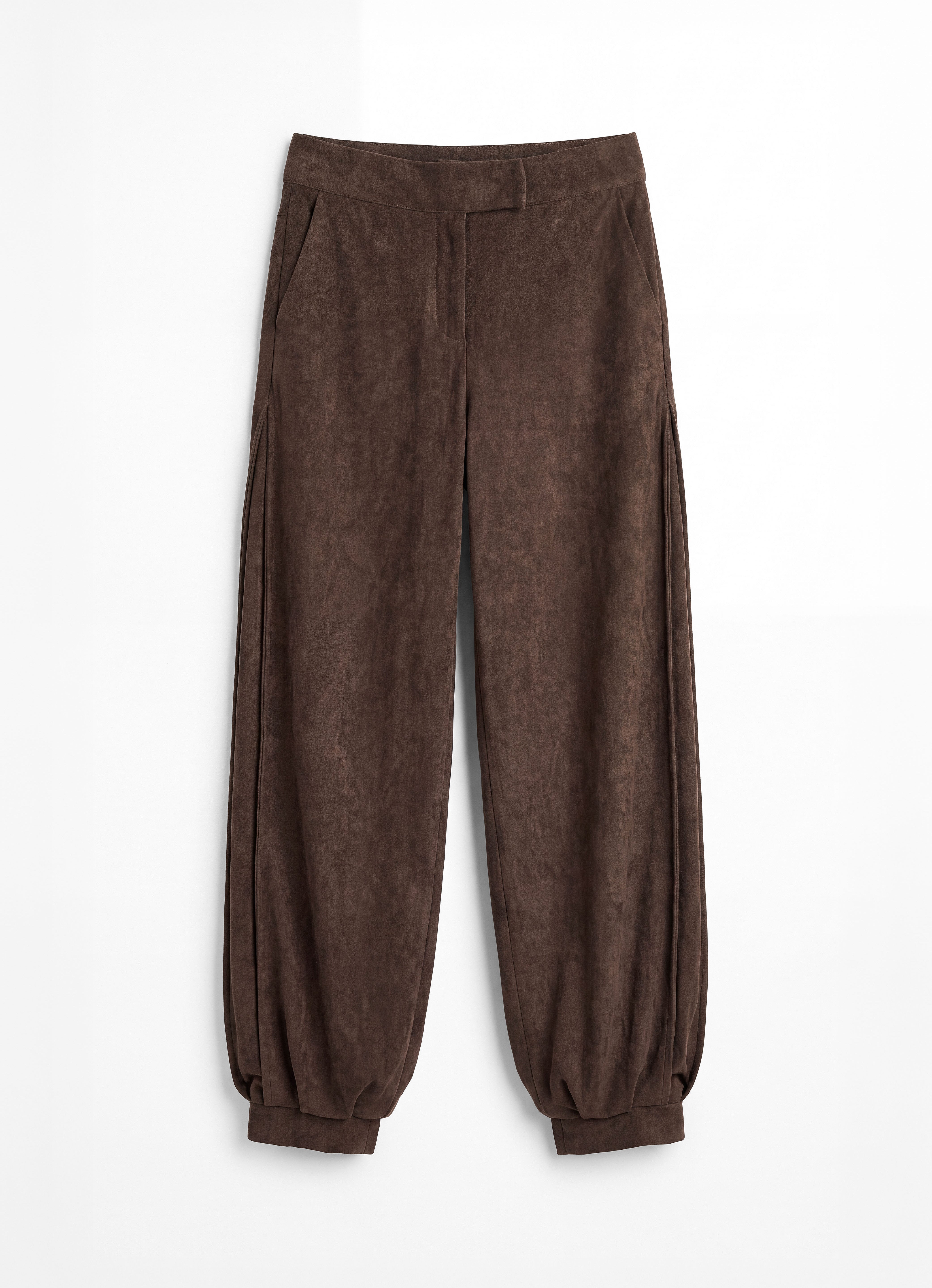 Pantalón de ante marrón oscuro para mujer, mostrado de frente sobre fondo blanco neutro