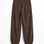 Pantalón de ante marrón oscuro para mujer, mostrando vista trasera sobre fondo blanco neutro