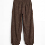 Pantalón de ante marrón oscuro para mujer, mostrando vista trasera sobre fondo blanco neutro