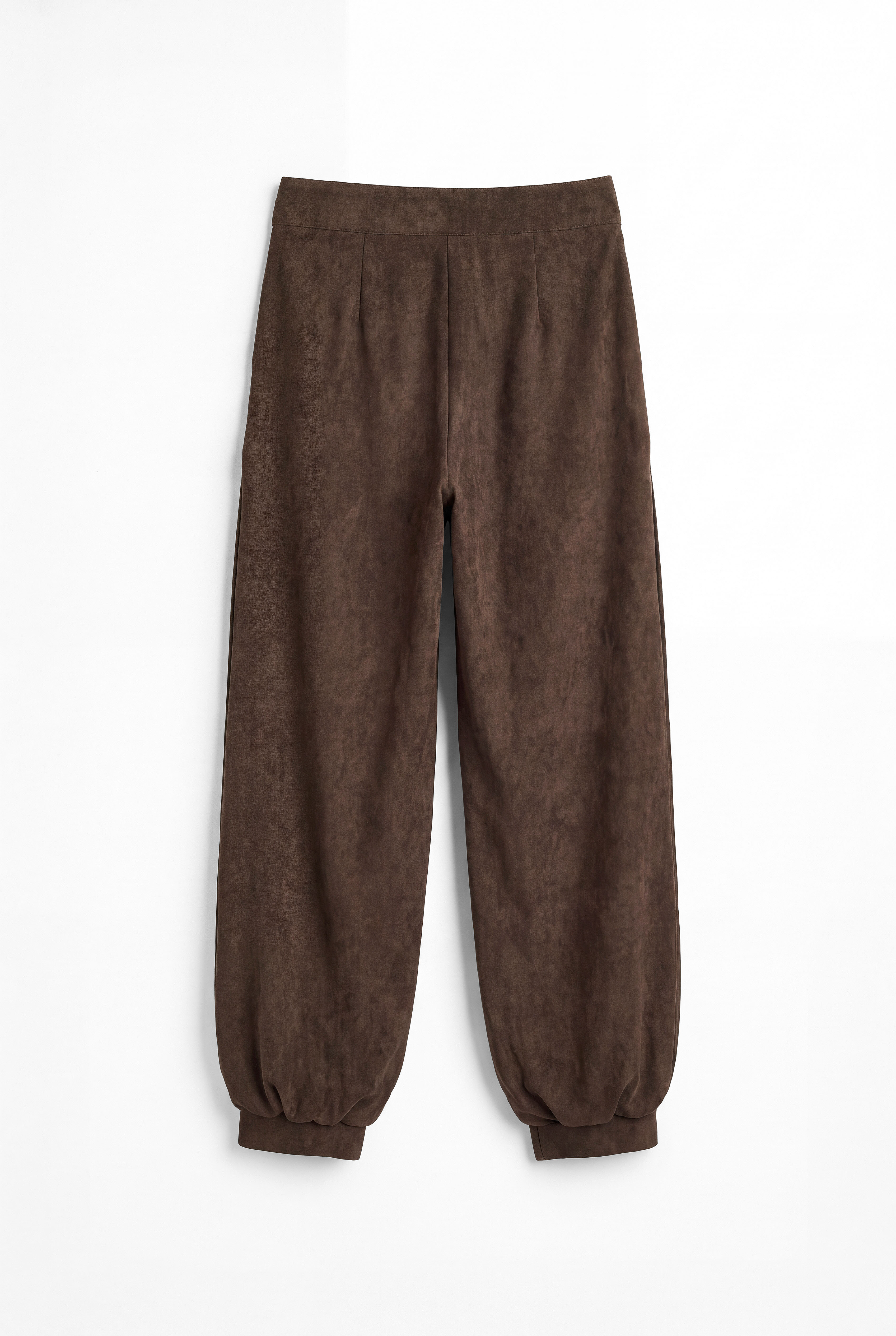 Pantalón de ante marrón oscuro para mujer, mostrando vista trasera sobre fondo blanco neutro