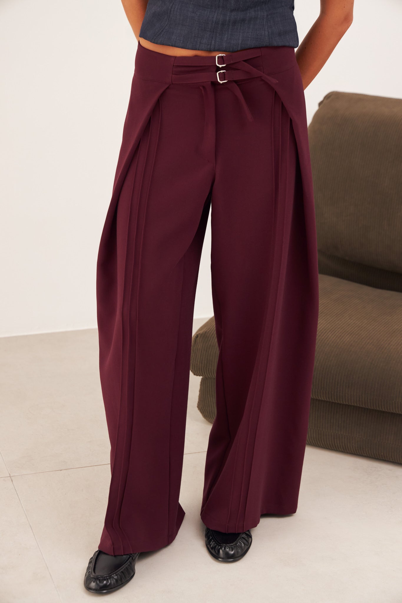Pantalón Sora burdeos de punto para mujer, vista frontal – hecho a mano en Barcelona por closet BCN