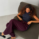 Look de la colección WABI-SABI con el pantalón Sora burdeos de punto